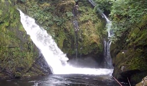 Ein sechsjähriges Mädchen fiel in einen dreißig Meter hohen Wasserfall und blieb am Leben