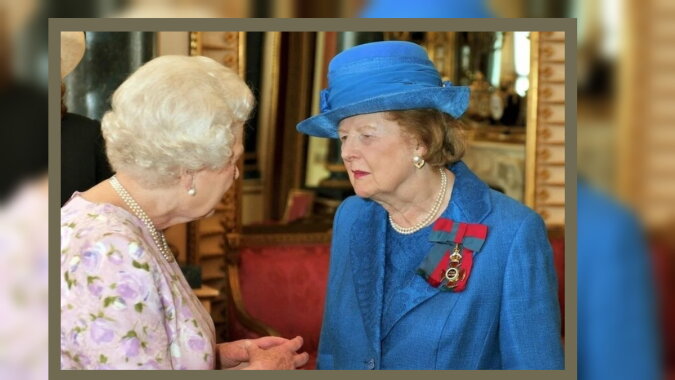 Die Königin Elizabeth und Margaret Thatcher. Quelle: travelask