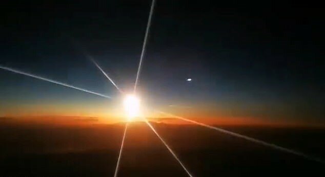 "Unbekanntes Flugobjekt": Nutzer von sozialen Netzwerken haben ein Video eines riesigen Feuerballs am Himmel veröffentlicht