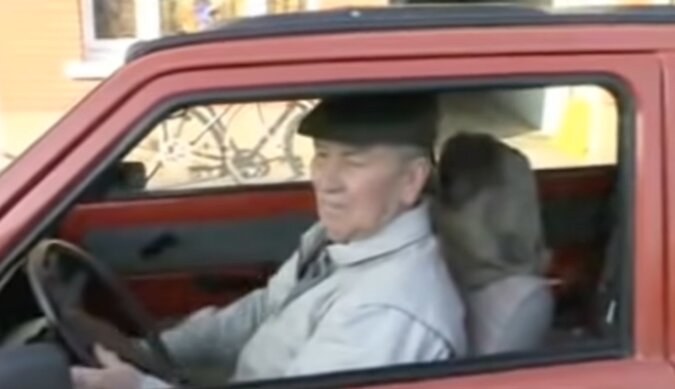 Mann im Auto. Quelle: Screenshot YouTube