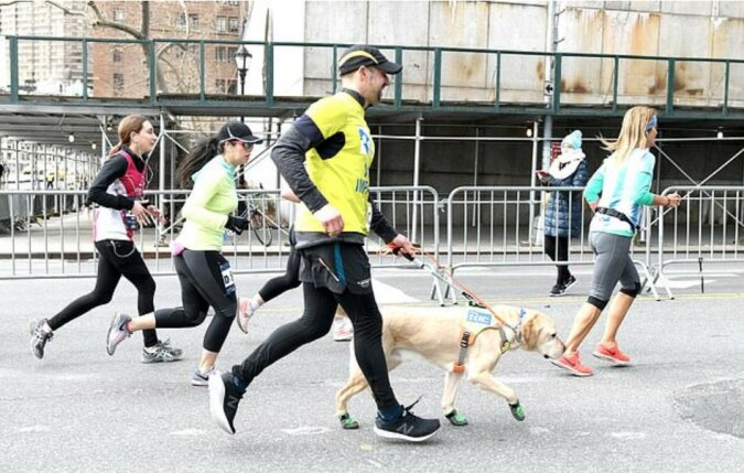 Der Läufer, der nicht sehen kann, schaffte es zum ersten Mal in der Geschichte einen Halbmarathon mit Hilfe der Leithunde zu laufen