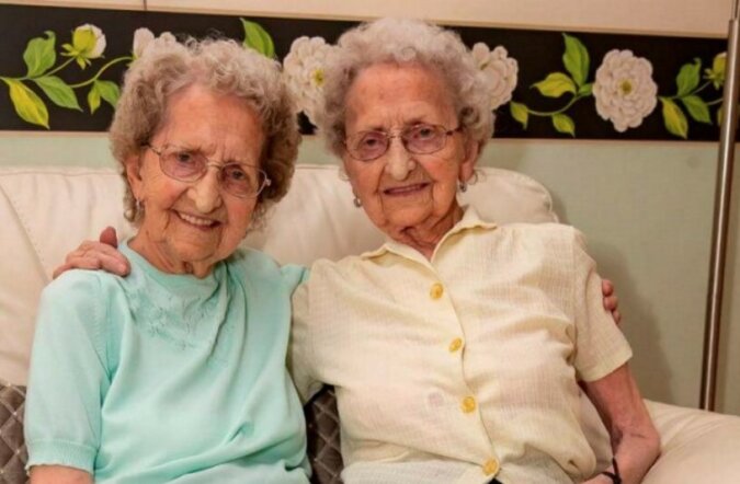 95-jährige britische Zwillinge teilen ihr Geheimnis der Langlebigkeit: alte Frauen ließen alle rot werden