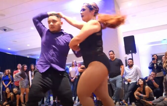 Der ausdrucksstarke Tanz einer kurvigen Frau interessierte Internetnutzer