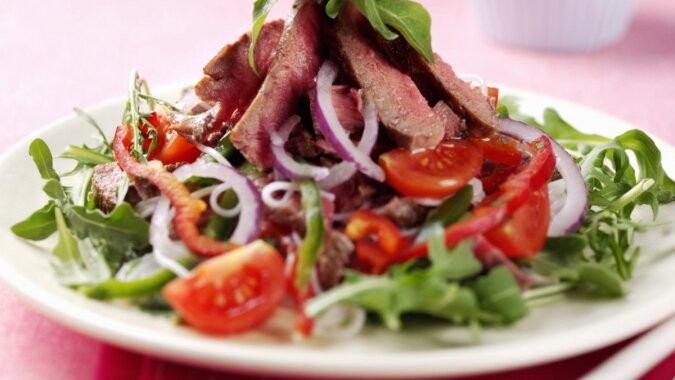 Salat mit Rindfleisch und Gemüse. Quelle: Getty Images