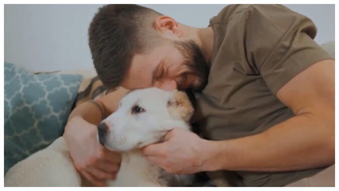 Mann und Hund. Quelle: Screenshot YouTube