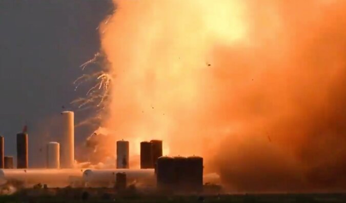 Feuer und Baumwolle zwei Minuten nach dem Start: Das  Elon Musk's Raumschiff  explodierte, der Moment der Explosion traf das Video