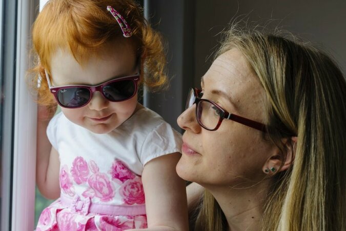"Seltenes Phänomen": Das Mädchen wurde ohne Iris des Auges geboren, deshalb muss es sein ganzes Leben lang Sonnenbrille tragen