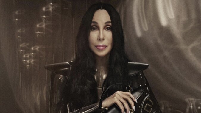 Cher in der Werbekampagne für die Blaze-Taschen von Balmain. Quelle: Balmain