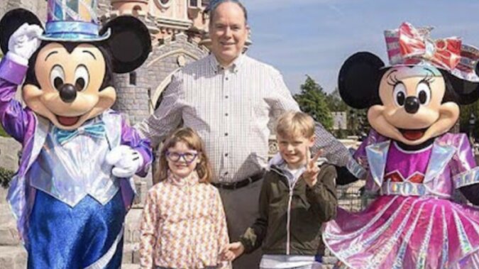 Fürst Albert II. und seine Kinder in Disneyland. Quelle: www. hellomagazine.сom
