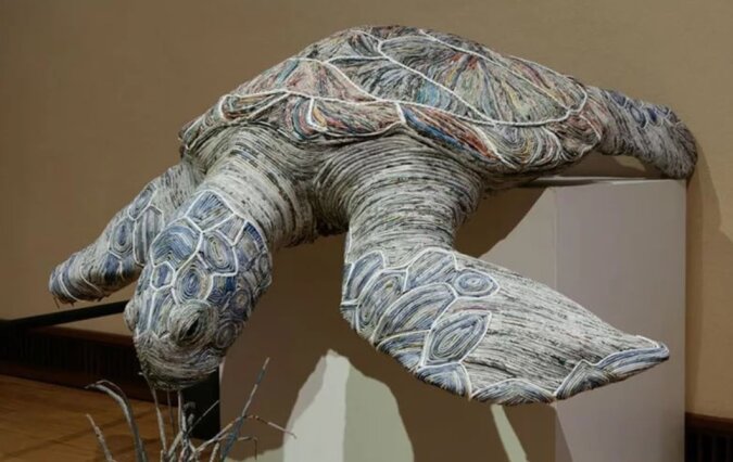 der Künstler macht Tierskulpturen aus alten Zeitungen und rettet durch den Planeten