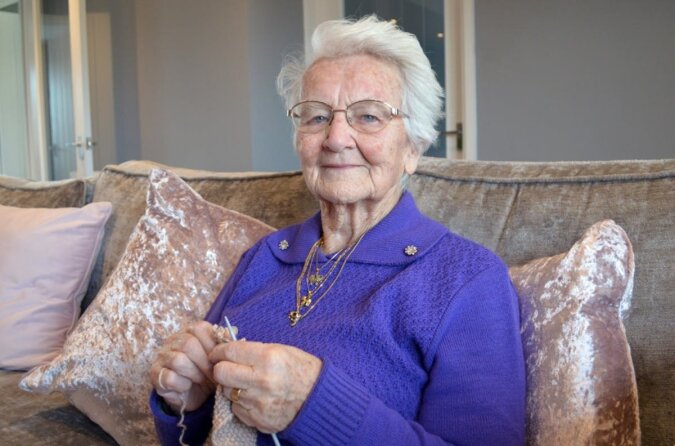 "Mit Liebe in jeder Schleife": 91-jährige Frau strickte ein Modell einer alten Kirche