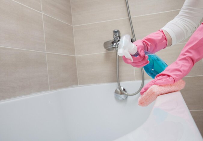 Eine einfache Methode gegen Schimmel im Badezimmer und gegen verschmutzte Fugen zwischen den Fliesen