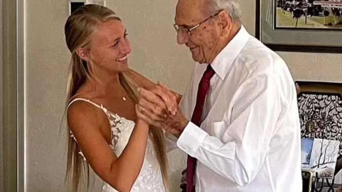 Eine junge Frau tanzt mit dem Großvater. Quelle: life.24tv.com