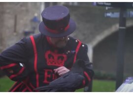 Chris Scaife mit Turmkrähe. Quelle:YouTube/Forces News