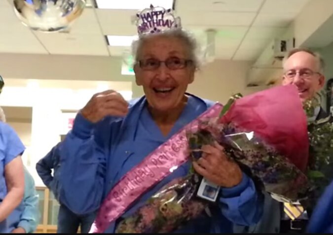 Eine Krankenschwester aus den USA hat ihre 90 te Geburtstag bei der Arbeit gefeiert