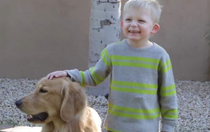 Junge mit einem Hund . Quelle: YouTube Screenshot