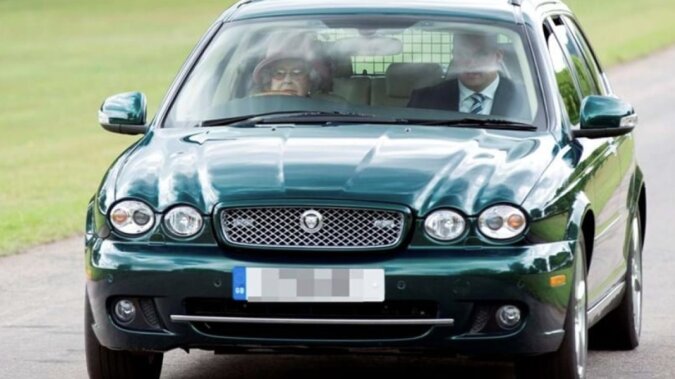 Elizabeth II. wurde oft am Steuer eines Jaguar X-Type gesehen. Quelle: dailymail.сo.uk
