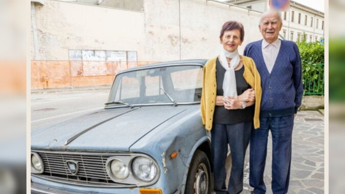 Angelo Fregolent mit seiner Frau und seinem Auto. Quelle: wi-fi.com