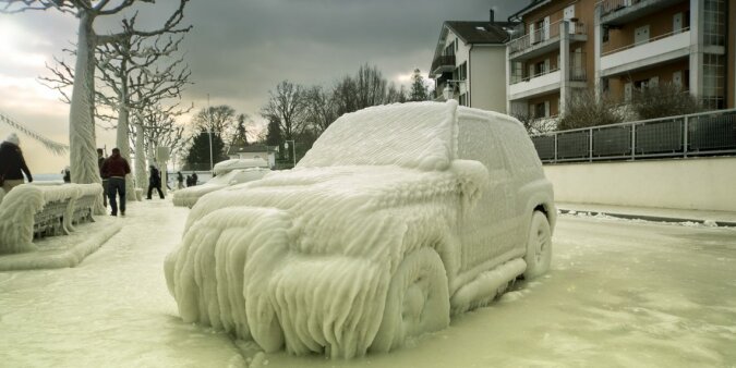 Der Mann konnte sein Auto am Morgen wegen der niedrigen Temperatur nicht öffnen, fand aber eine Lösung