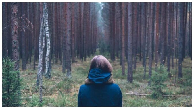 Eine Frau, die sich im Wald verirrt hat. Quelle: fb.сom