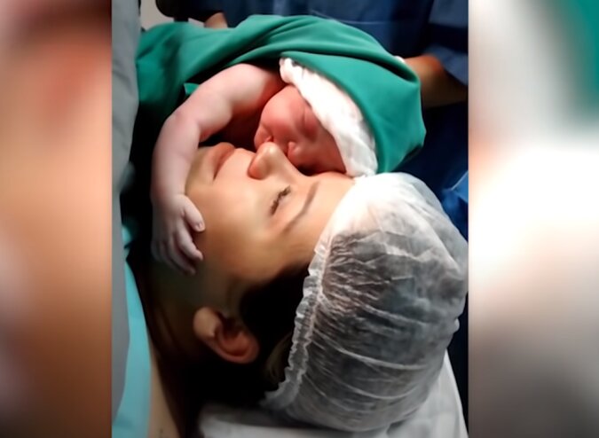 Aufrichtige Liebe: Ein neugeborenes Mädchen umarmt das Gesicht seiner Mutter ganz fest