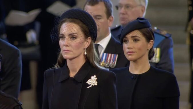 Kate Middleton und Meghan Markle bei der Verabschiedung der Königin. Quelle: Getty Images