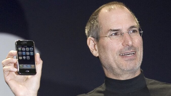 Apple-Gründer Steve Jobs mit dem ersten iPhone. Quelle: vox.com