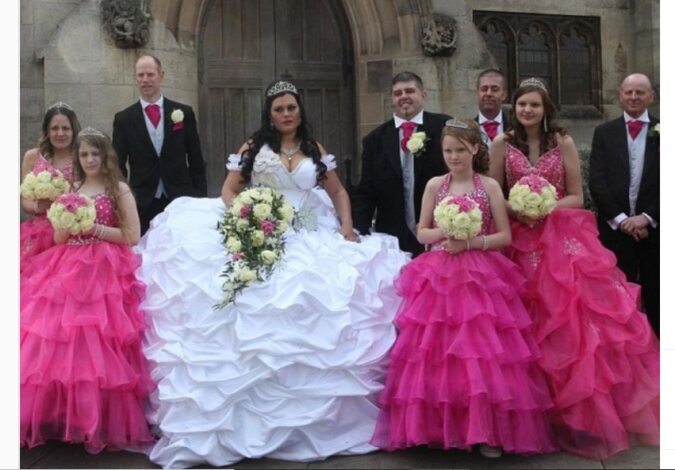 63 Kilogramm schweres Kleid: Die Braut trägt 20 Minuten lang ihr schickes Outfit