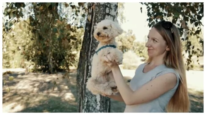 Frau und Hund. Quelle: Screenshot YouTube