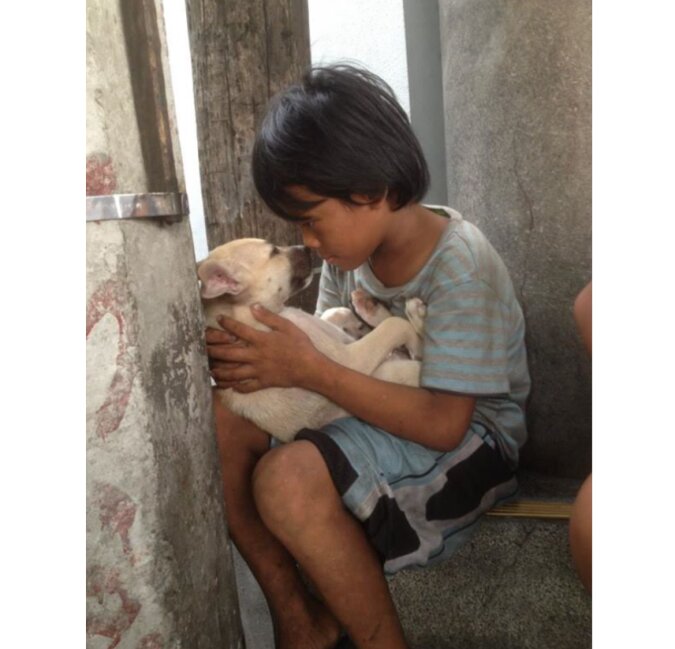 Freundliche Unterstützung: Der einsame Junge singt einem obdachlosen Hund ein Schlaflied