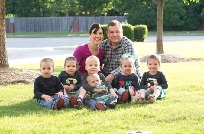 Kinderlose Ehepartner entschieden sich für die Adoption von Drillingen, wurden aber auf einmal Eltern von sechs Kindern
