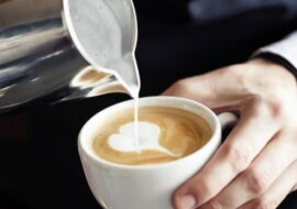 "Geheimzutat": Wissenschaftler erzählten, welche Zutat den Morgenkaffee gesünder machen kann