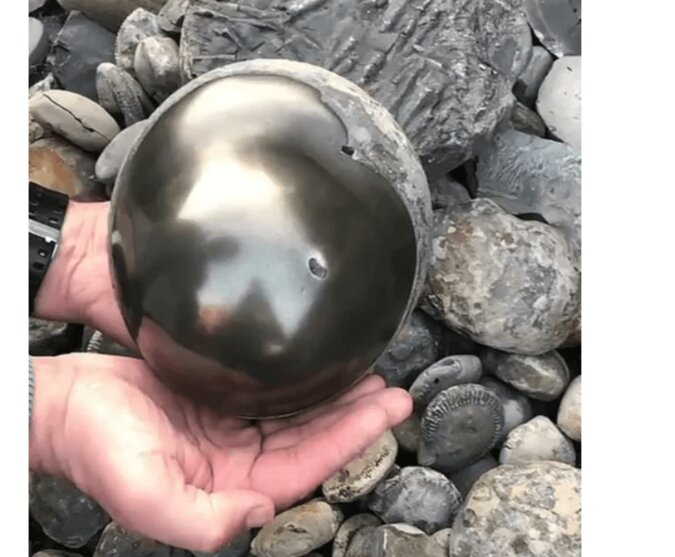 Ein Student entdeckte zufällig "goldene Kugeln" im Meer