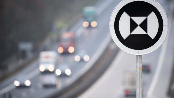 Straßenschilder für unbemannte Autos sollen hergestellt werden. Quelle:radioarabella.de