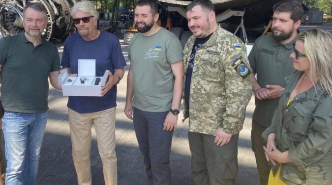Richard Branson posiert neben  "Mriya-Flugzeug". Quelle: focus.сom