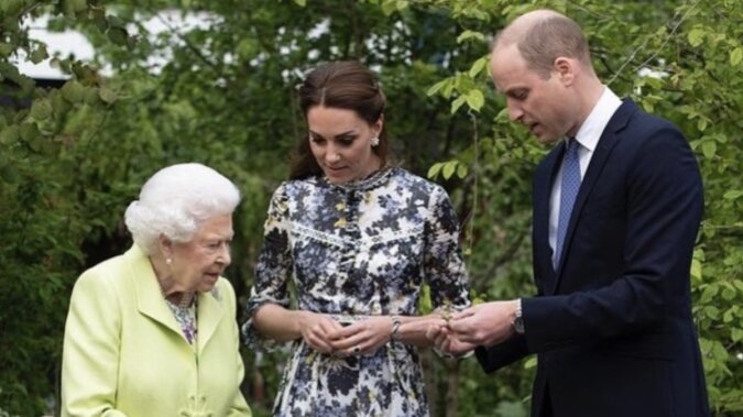 Prinz William und Kate Middleton und Elizabeth II. Quelle: www. dailymail.сo.uk