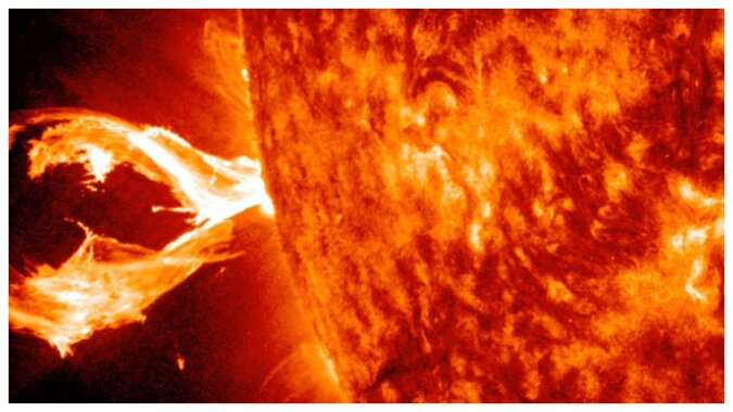 Starker Plasmaausbruch aus einem riesigen Sonnenfleck. Quelle:NASA
