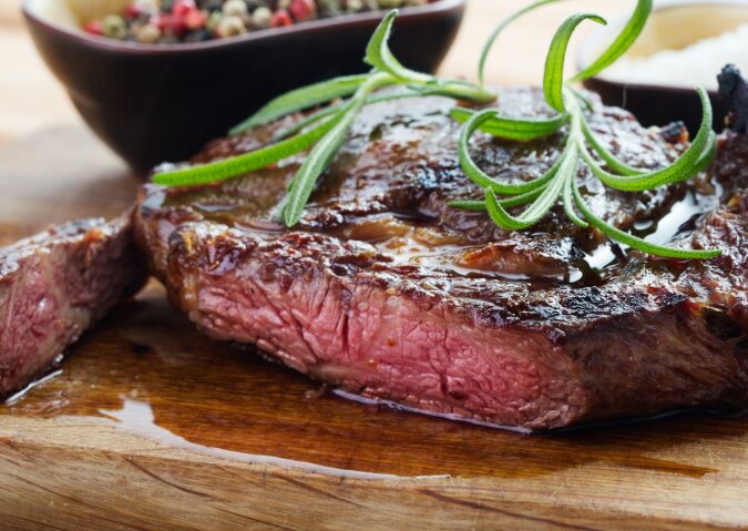 "Wie in einem Restaurant": Der Küchenchef erklärte, wie man zu Hause das perfekte Steak brät