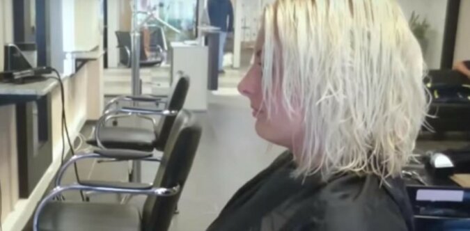 Die Frau kam zur Friseurin, um ihr Image komplett zu ändern und bekam, was sie wollte