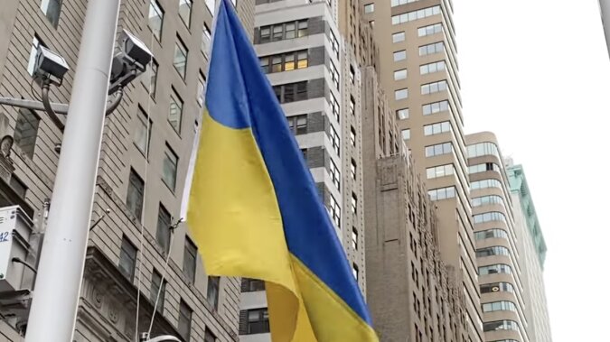 Ukrainische Flagge im Zentrum von New York. Quelle: Screenshot YouTube
