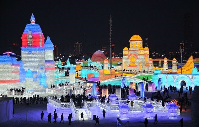 „Eisreich“: Eine Stadt aus Eis auf einer Fläche von 600 000 Quadratmetern sieht wie ein echtes Märchen-Städchen aus