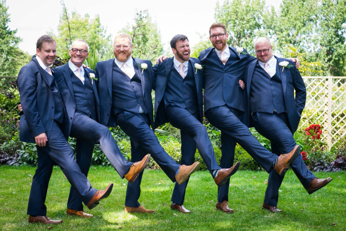 "Nicht für ein Hochzeitsalbum": Die Freunde des Bräutigams versuchten ein unvergessliches Bild zu machen, aber brachten alle zum Lachen