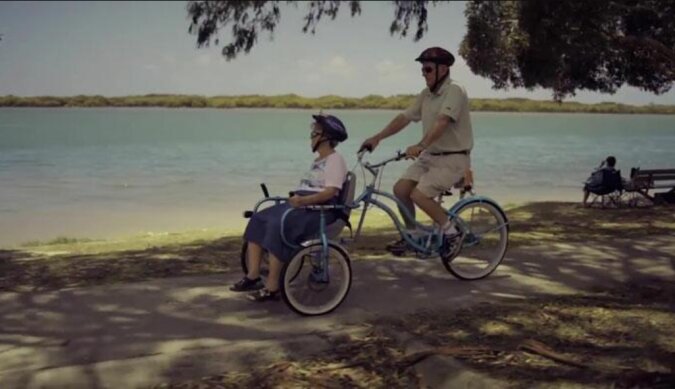 Ein Mann hat ein Fahrrad erfunden, um mit seiner kranken Frau zu fahren, die das Radfahren liebt