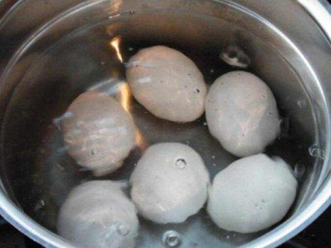 Experten haben erklärt, wie man Eier so kocht, um sie in wenigen Sekunden ohne kaltes Wasser schälen zu können
