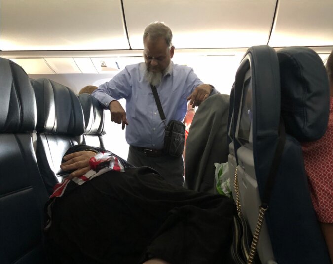 Der Ehemann verbrachte während des Fluges 6 Stunden auf den Beinen, damit seine Frau schlafen konnte