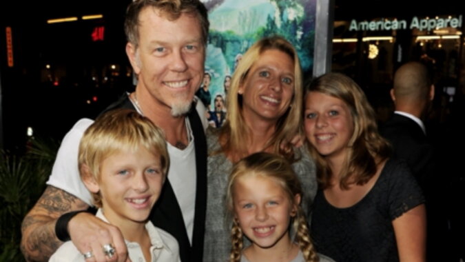 Metallica-Frontmann James Hetfield mit der Familie. Quelle: spletnik.com