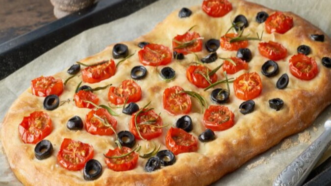 Focaccia mit Oliven und Tomaten. Quelle: focus.com