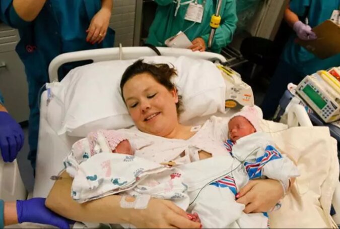 Zwillingsschwestern wurden miteinander an den Händen haltend geboren