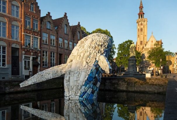 Vierstöckiger Wal aus fünf Tonnen Müll: In Brügge wurde ein Denkmal geschaffen, das an die Umwelt erinnert