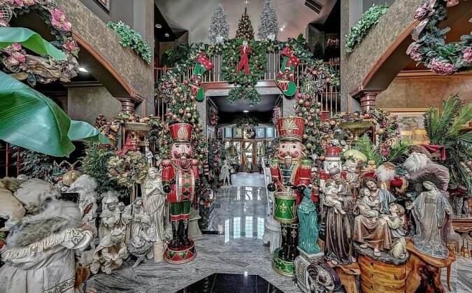 "Heimat des Weihnachtsmanns": Wie ein 2,2 Millionen Dollar teures Haus aussieht, das aus Weihnachtsschmuck besteht